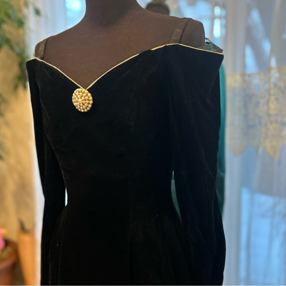Vintage Black Velvet Off-Shoulder Dress | Sweetheart Neckline | Pearl Medallion - Picture 3 of 12